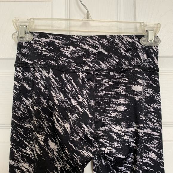 Beyond Yoga black and white static print leggings - Picture 4 of 7